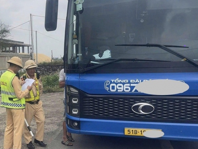Xe khách chở quá 19 người, bị phạt hơn 140 triệu đồng