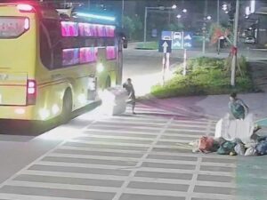 Xử lý nhân viên xe khách giường nằm ngang nhiên xả rác ven đường TP Huế